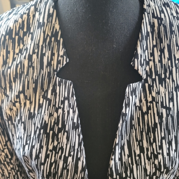 WOMEN'S H & M DIVIDED BLACK AND WHITE BLAZER SPLATTERED LOOK - Picture 4 of 7